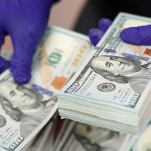 Российский экономист рассказал, что делать узбекистанцам, у которых есть доллары