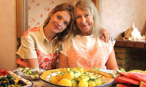 Мама Водяновой продает пирожки на улице